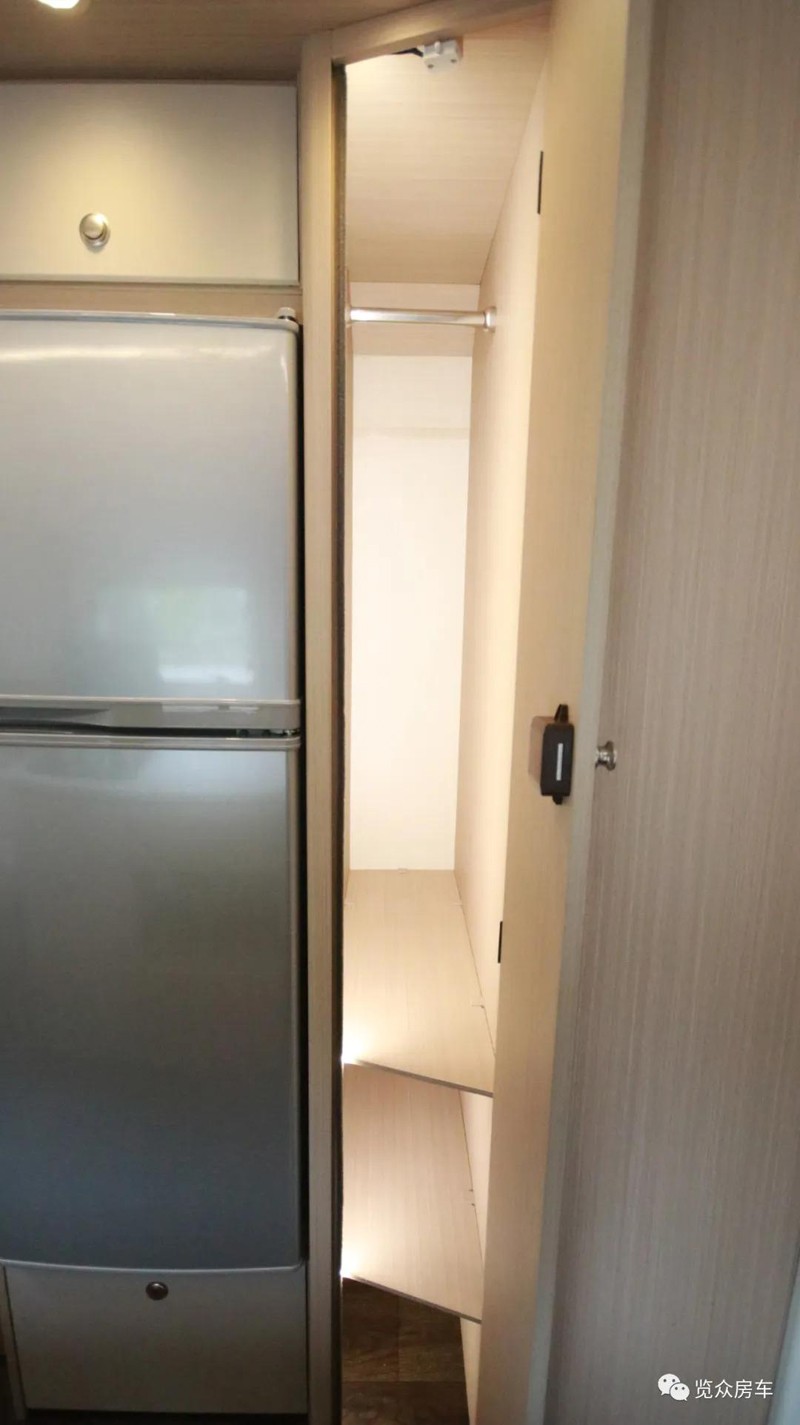 兩張雙人床，使用還方便的房車