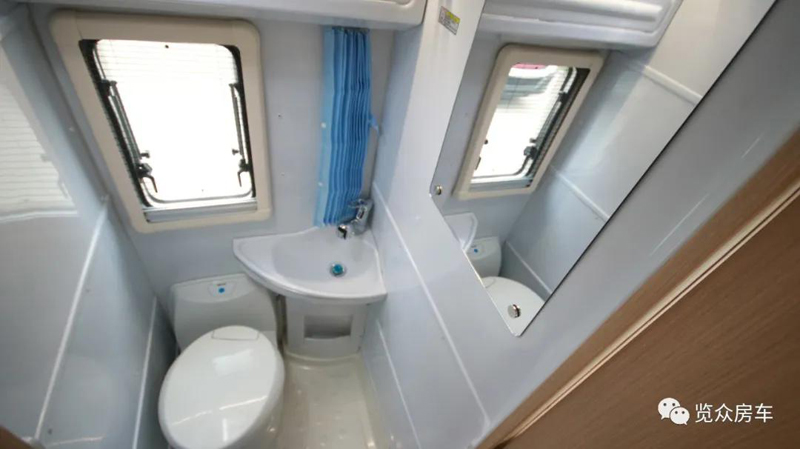 兩張雙人床，使用還方便的房車