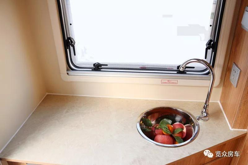 房車(chē)還就要選汽油、四驅(qū)、兩米大床