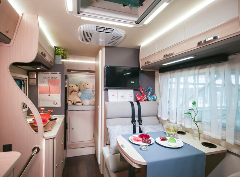 喜歡自駕游，不知道怎么選房車，看看這款四驅房車