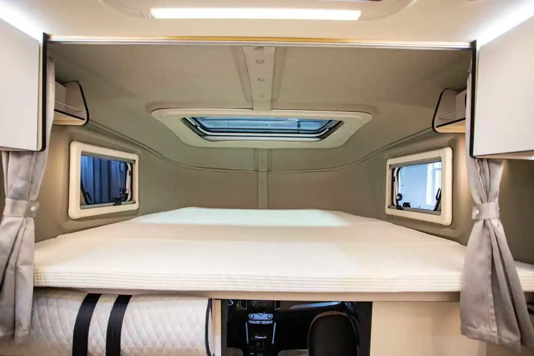 為什么覽眾房車要采用玻璃鋼“三明治”車身結構? 為什么覽眾房車要采用玻璃鋼“三明治”車身結構?